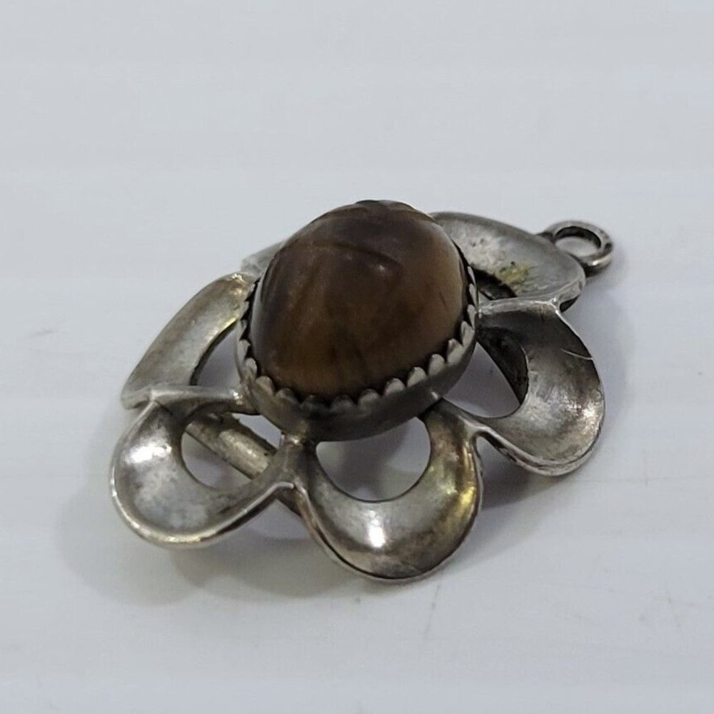 *B) Vintage Un-Marked Floral Jewelry Charm Pendant with Stone